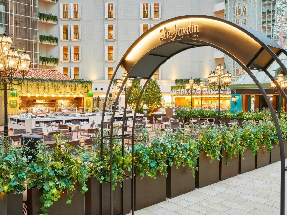Отель Grand Nikko Tokyo Bay Maihama Ураясу Экстерьер фото The photo shows an outdoor dining area of a restaurant named "Le Jardin." It features an archway adorned with greenery and decorative lighting. The space is filled with tables and chairs arranged neatly, surrounded by plants that create a lush enviro